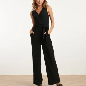 25119 E Stretchy Crinkle Jumpsuit | Black